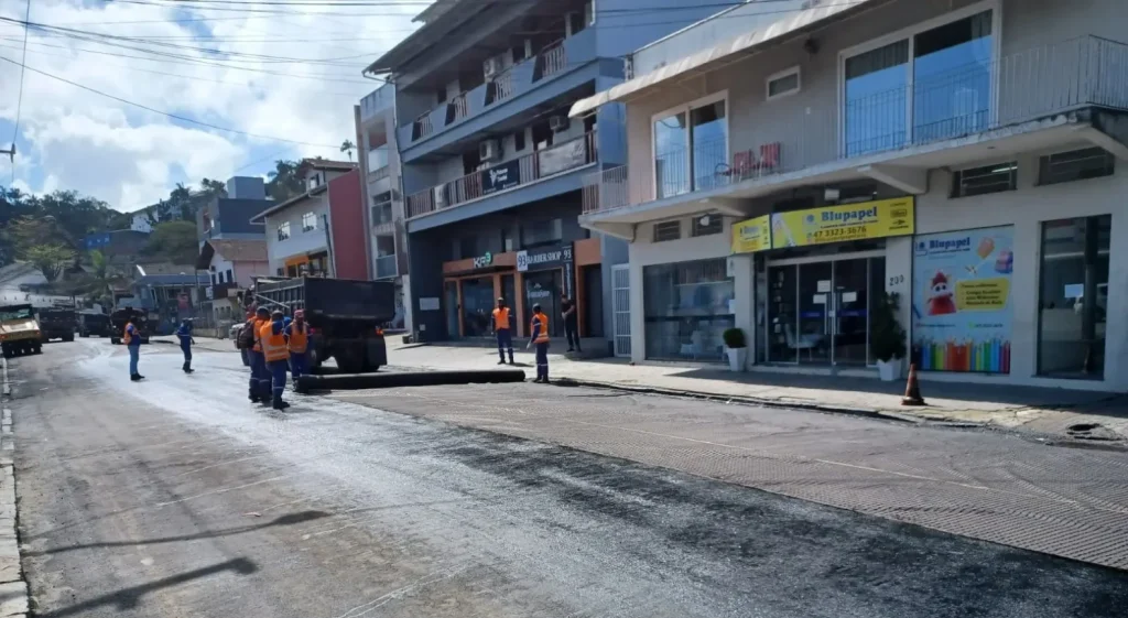 Obras simultâneas exigem atenção dos motoristas em Blumenau