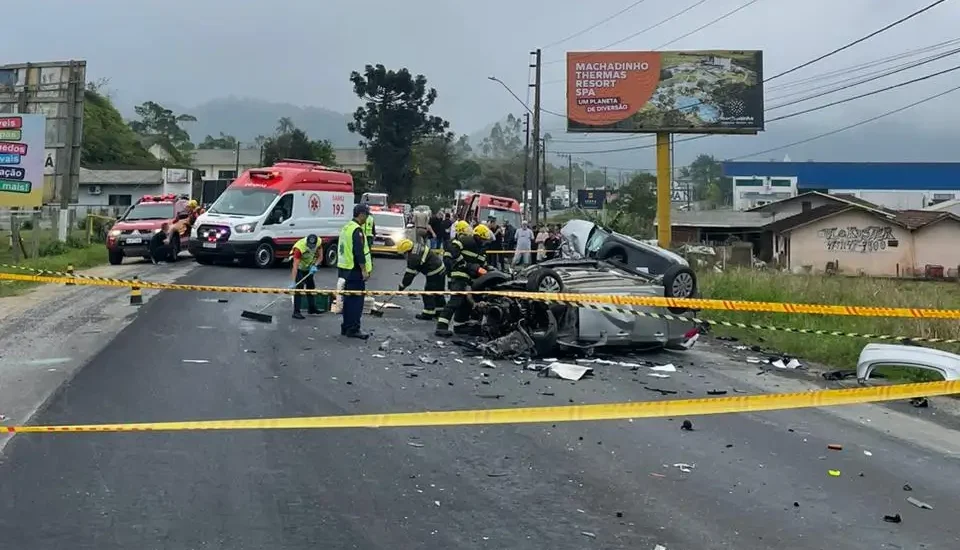 Vídeo: grave acidente interdita Rodovia Ivo Silveira em Gaspar