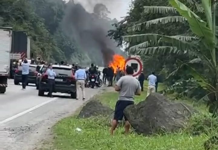 Vídeo: incêndio no Morro do Boi causa congestionamento na BR-101