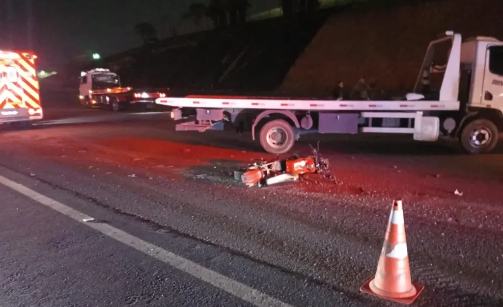 Motociclista morre em acidente com guincho na BR-470