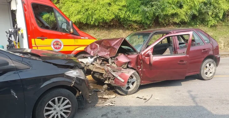 Colisão frontal deixa quatro pessoas feridas em Blumenau