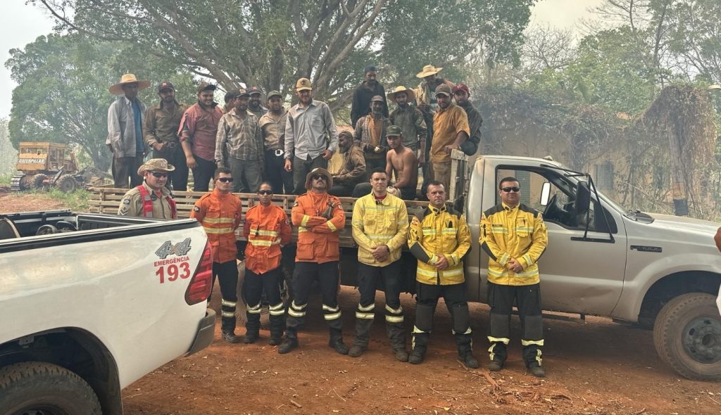 Bombeiros de SC resgatam brigadistas em meio a incêndios no MT