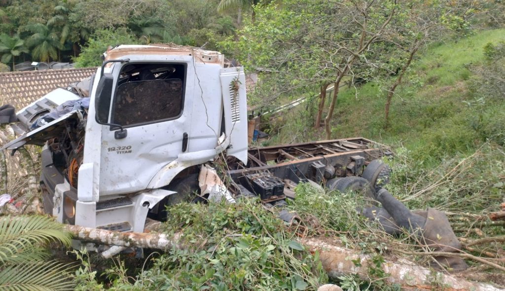 Vídeo: caminhão cai de ribanceira e motorista se fere