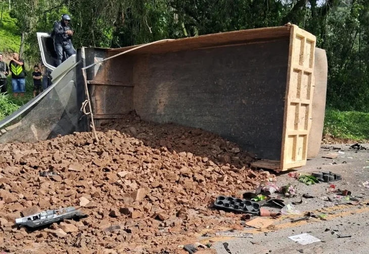 Grave acidente na Rua Itajaí mobiliza bombeiros em Blumenau
