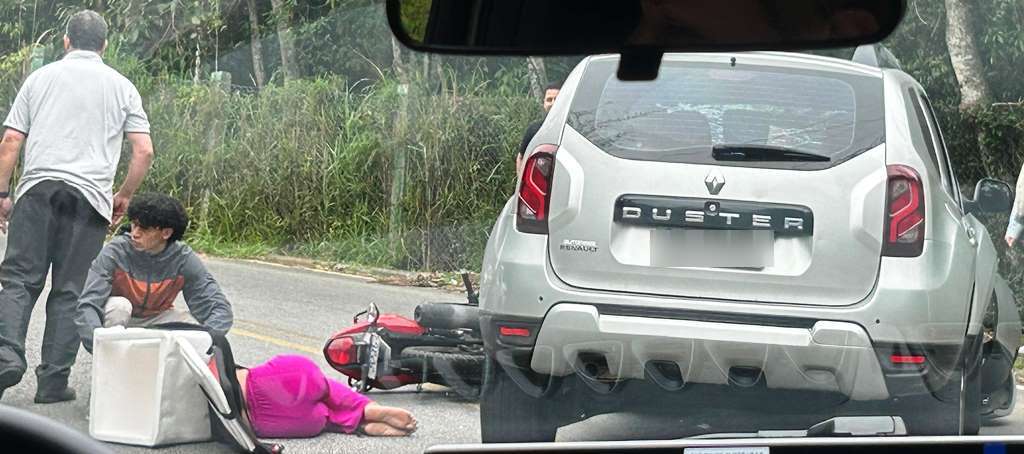 Florianópolis: casal de moto sofre acidente na subida do Morro da Cruz