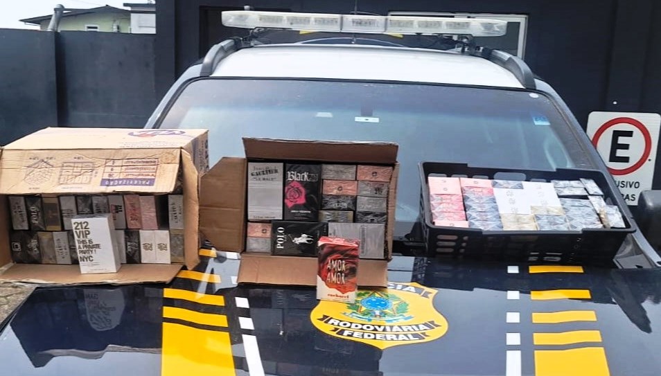 PRF recupera carro roubado e encontra carga de perfumes falsificados em SC