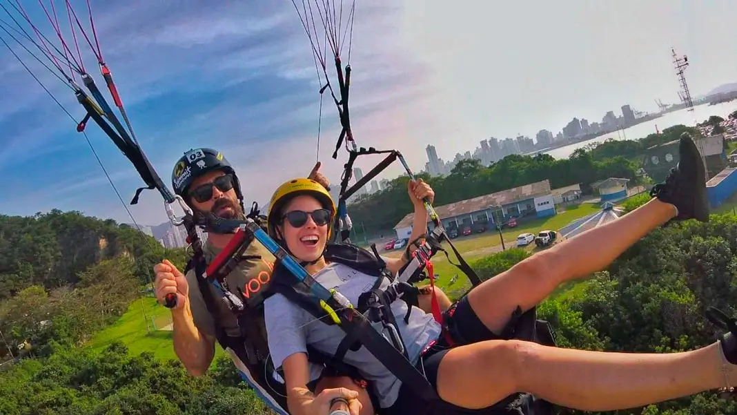 Campanha solidária: evento troca voos de parapente por brinquedos