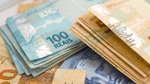 Salário mínimo sobe para R$ 1.621 em 2026
