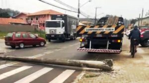 Vídeo: caminhão derruba poste e bloqueia trânsito em Canasvieiras