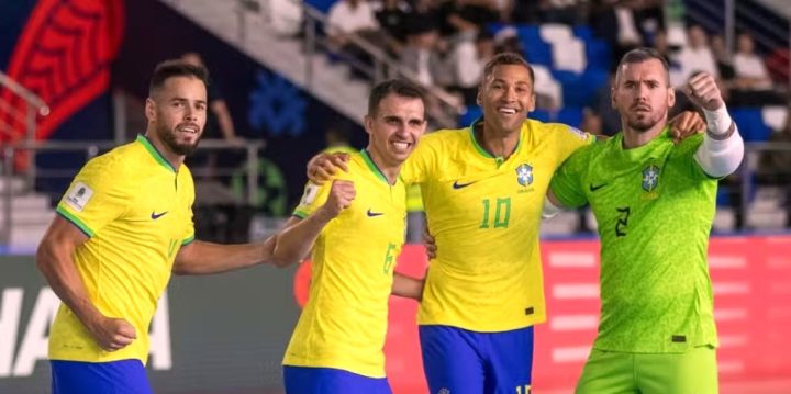 Com 5 catarinenses, seleção de Futsal se classifica às quartas no mundial