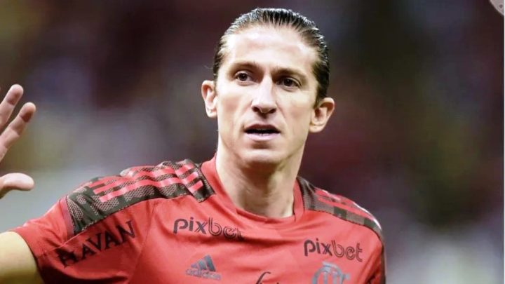 Filipe Luís se despede dos colegas do Flamengo no Ninho do Urubu