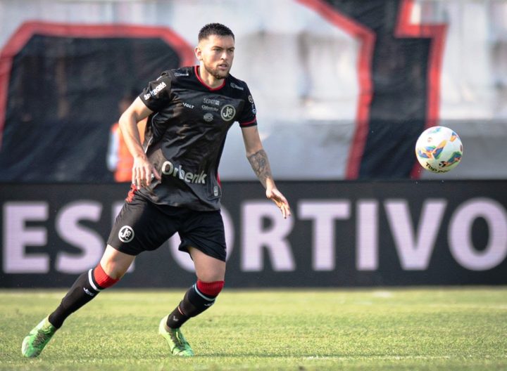 Zagueiro natural de Joinville se emociona ao estrear como titular no JEC