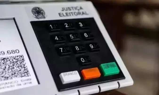 TSE abre urnas ao vivo e reage ao avanço das fake news