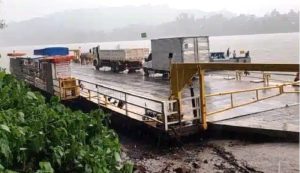 Carro cai de balsa sobre rio em SC e motorista é encontrado morto