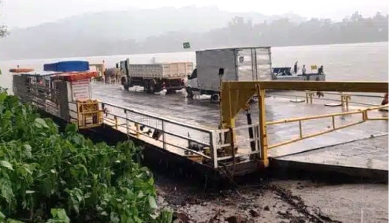 Carro cai de balsa sobre rio em SC e motorista é encontrado morto