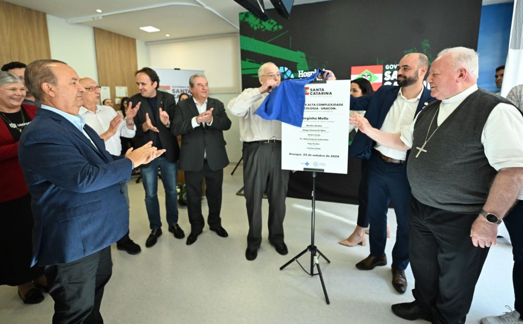 Jorginho Mello entrega centro de oncologia no Hospital Azambuja de Brusque