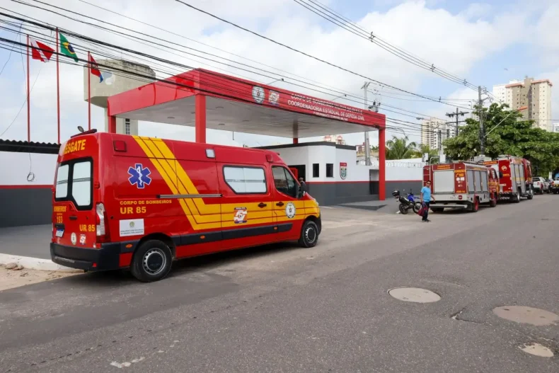 Blumenau: carro capota e deixa motorista gravemente ferido