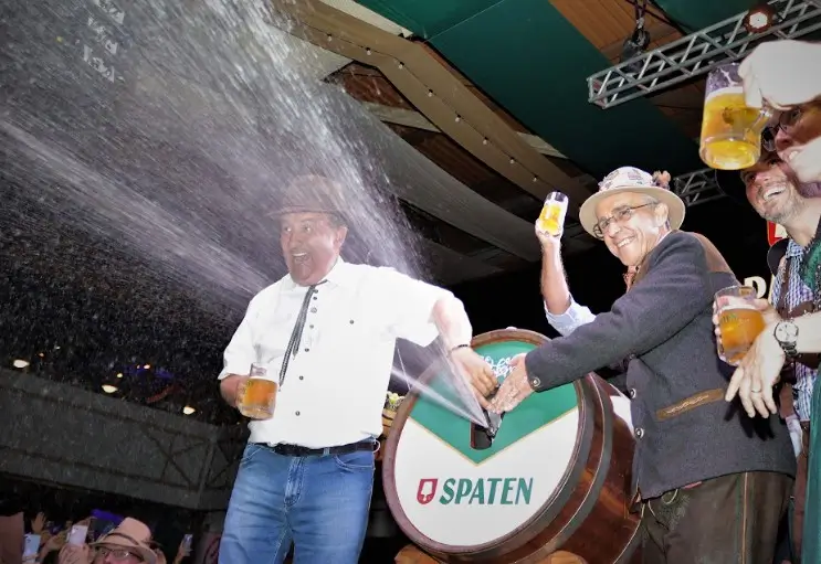 In Prosit: sem desfile, sangria do barril marca abertura da Oktoberfest