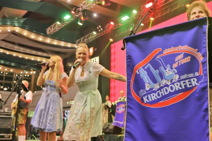 Banda alemã Die Kirchdorfer sobe ao palco da Oktoberfest Blumenau