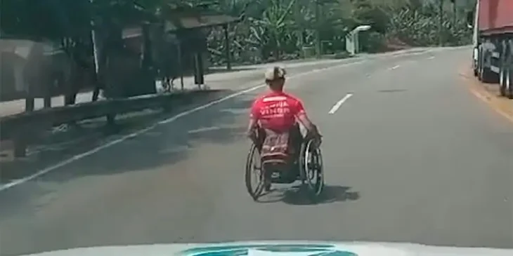 Vídeo: cadeirante desce a Serra Dona Francisca na contramão