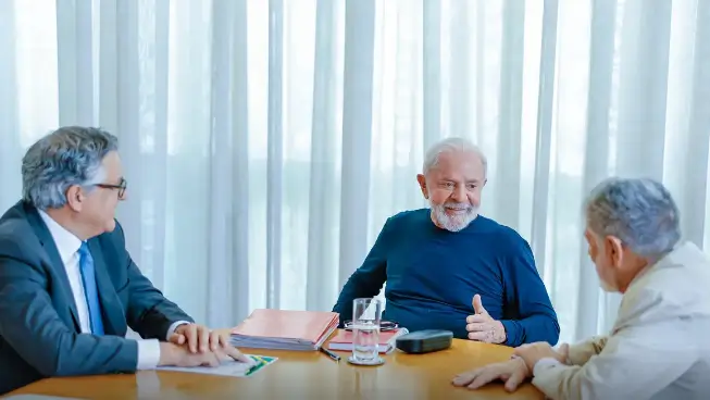Lula está apto a exercer sua rotina de trabalho, diz boletim de saúde