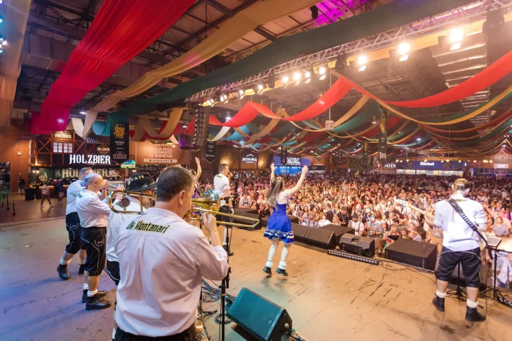 Empresa abre novas vagas de emprego para Oktoberfest Blumenau
