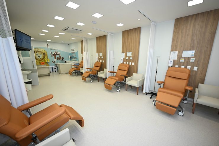 Jorginho Mello entrega centro de oncologia no Hospital Azambuja de Brusque