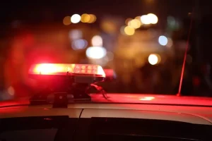 Ladrões usam marreta para invadir ótica e furtar 14 relógios