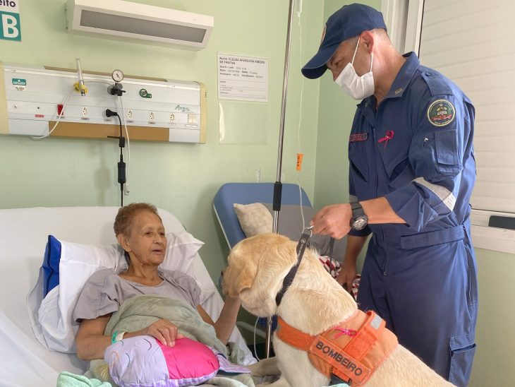 Cães do Corpo de Bombeiros levam alegria a pacientes oncológicos