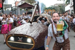 Nesta quarta tem desfile de Oktoberfest na rua XV de Novembro