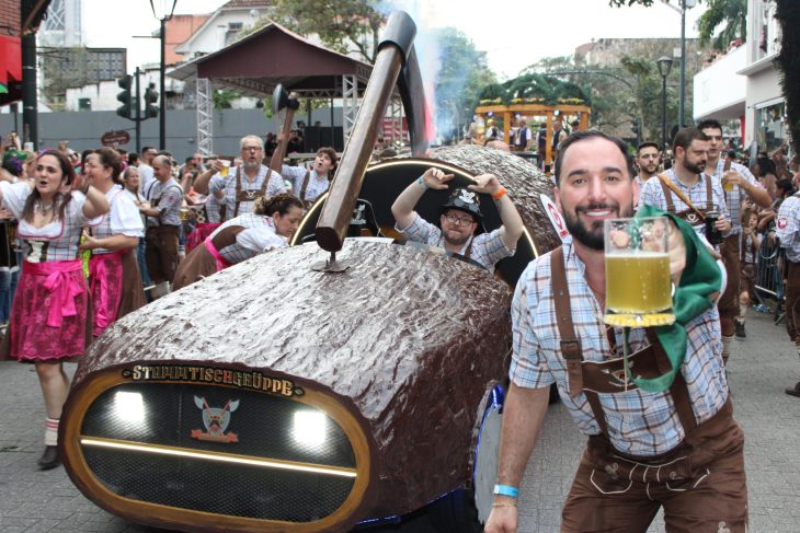 Nesta quarta tem desfile de Oktoberfest na rua XV de Novembro
