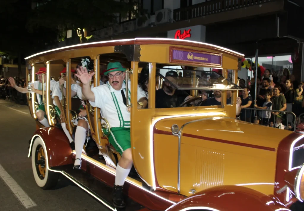 Elenco do Ratinho abre o 2º desfile da Oktoberfest Blumenau