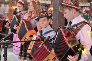 Talentos da Fábrica de Gaiteiros animam foliões na Oktoberfest
