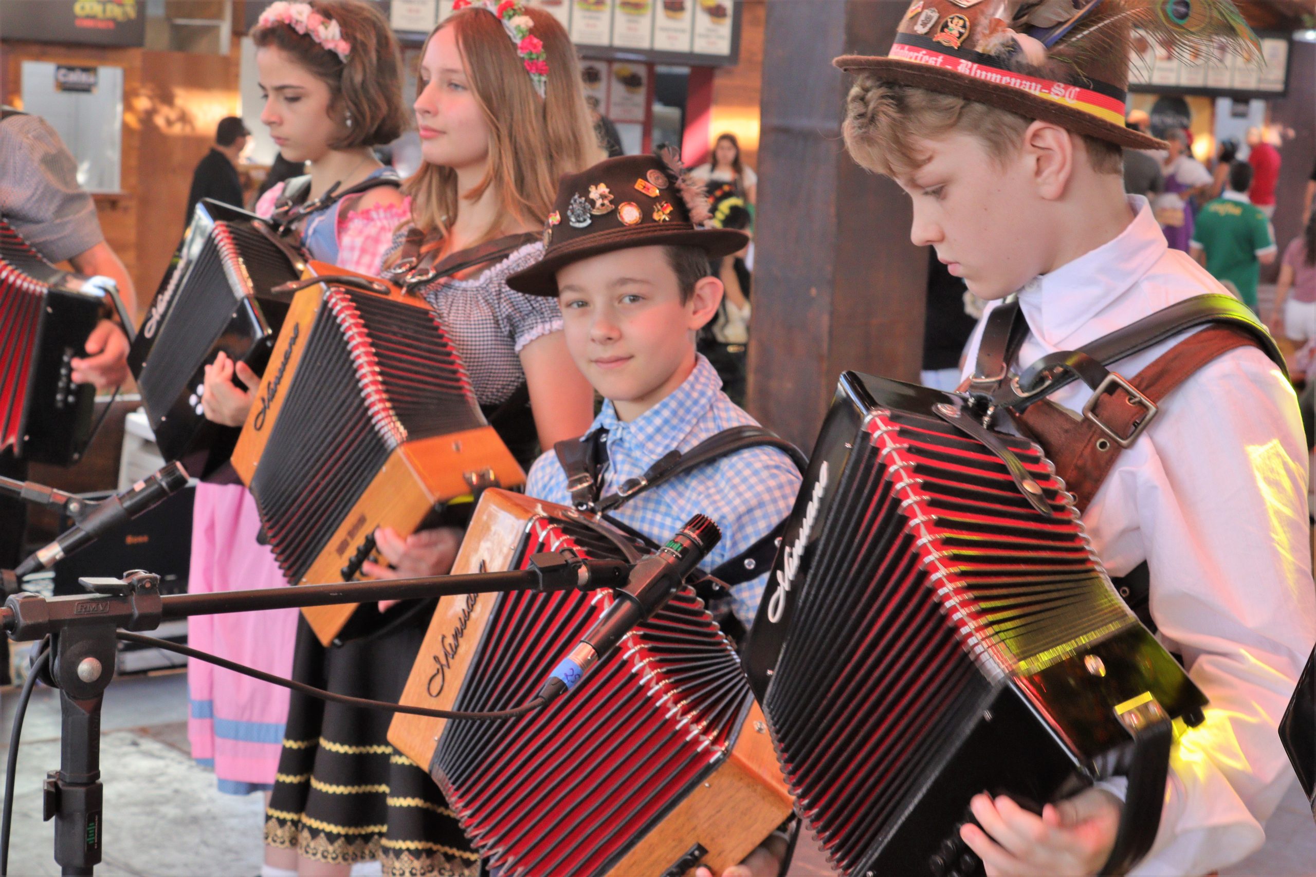 Talentos da Fábrica de Gaiteiros animam foliões na Oktoberfest