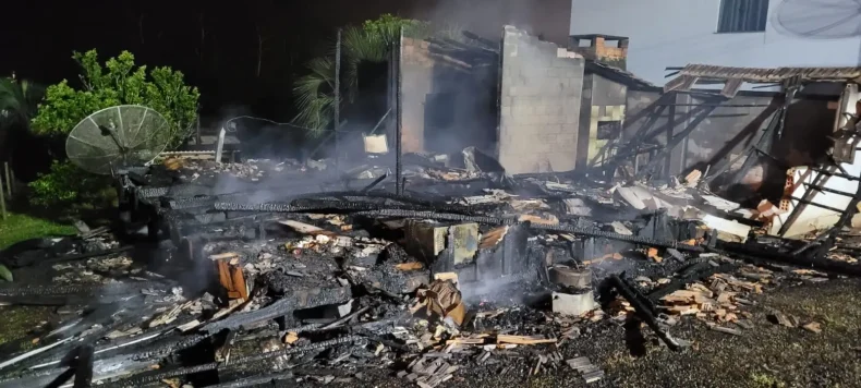 Vídeo: incêndio generalizado deixa vítima fatal em Florianópolis