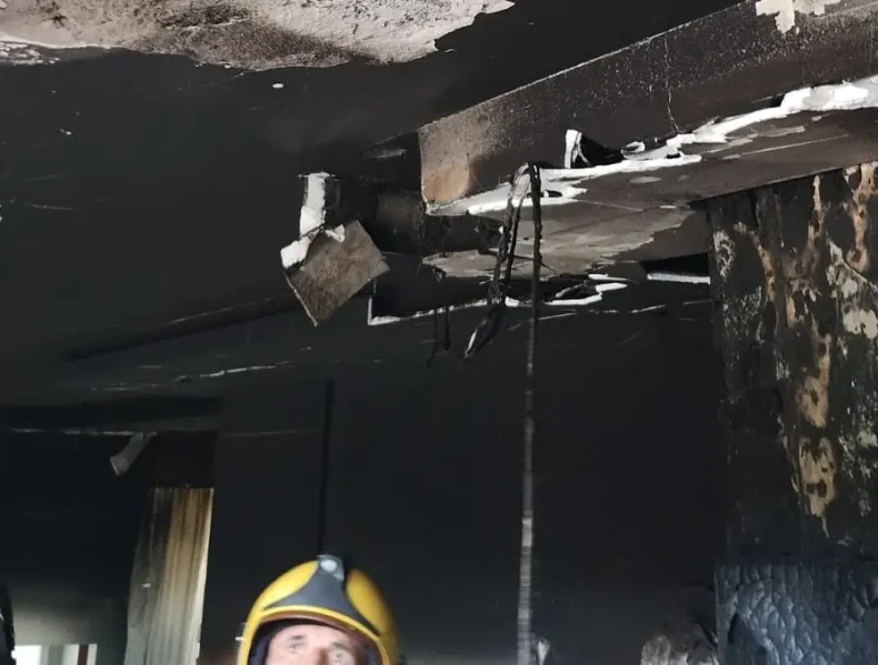 Bombeiros controlam incêndio em casa de alto padrão em Jurerê Internacional