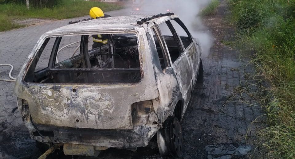 Carro pega fogo durante a madrugada em Guabiruba
