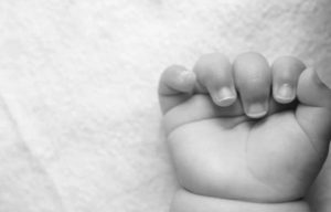 Bebê de 1 ano morre após ser atropelado pelo pai em garagem de casa