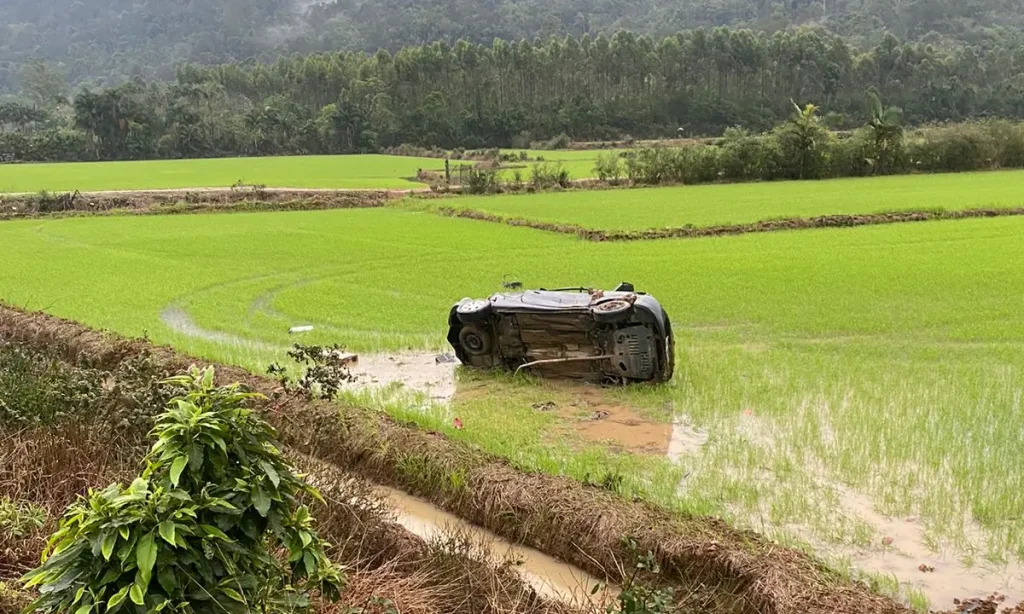 Motorista fica gravemente ferido após saída de pista na BR-470