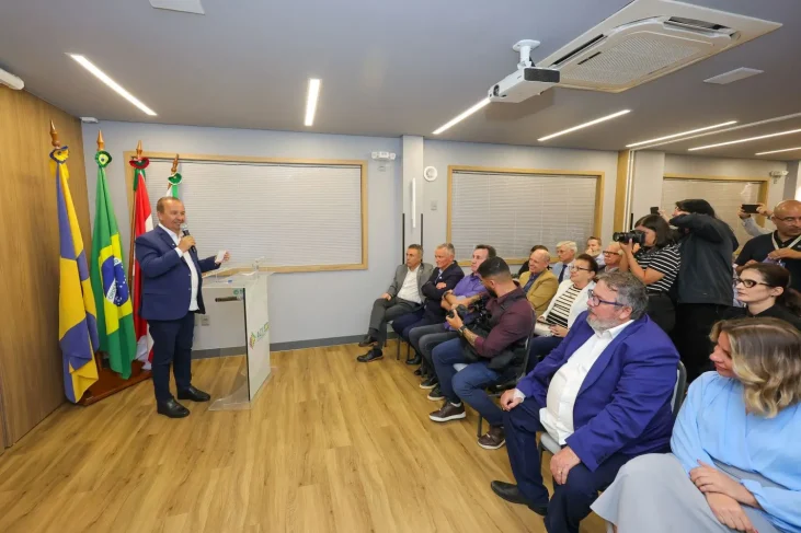 Governador assina ordem de serviço do trevo da Rodovia Antônio Heil