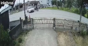 Vídeo: carro atinge motociclista na Rodovia Jorge Lacerda