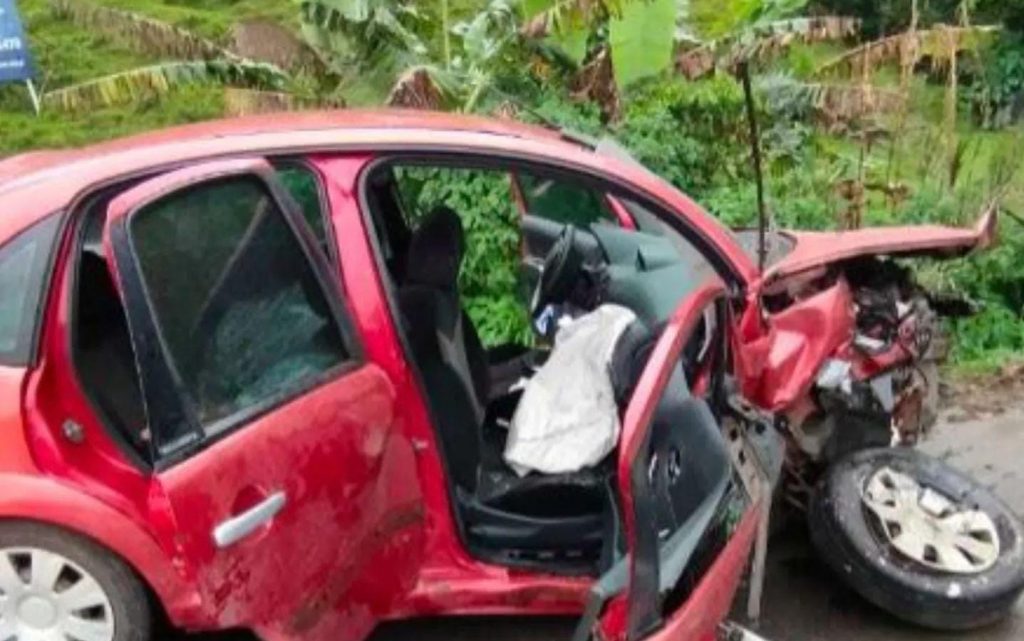 BR-470: idosa morre e outras pessoas ficam feridas em colisão de três carros
