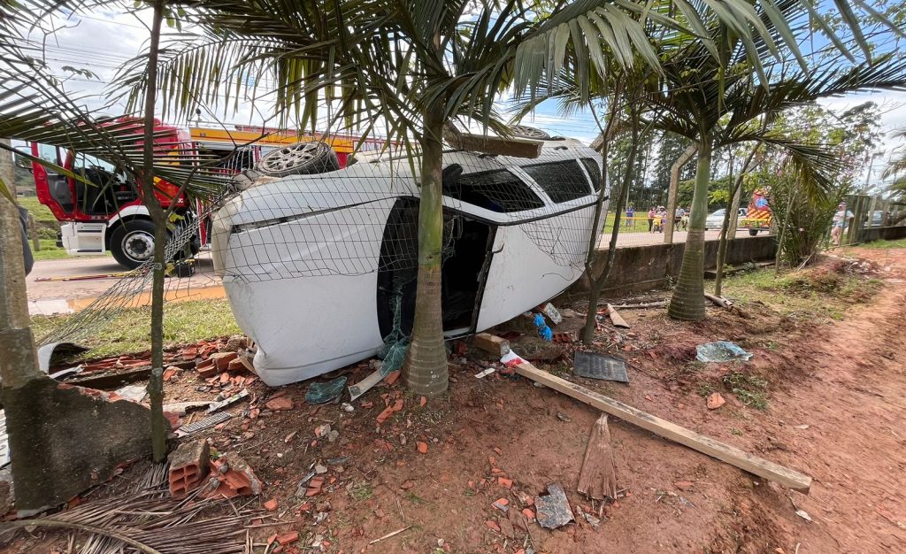 Bombeiros resgatam mulher após capotamento em Tijucas