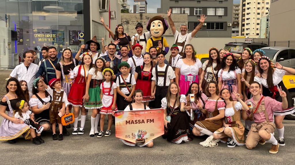 Massa FM 107 é destaque no desfile da Fenarreco em Brusque
