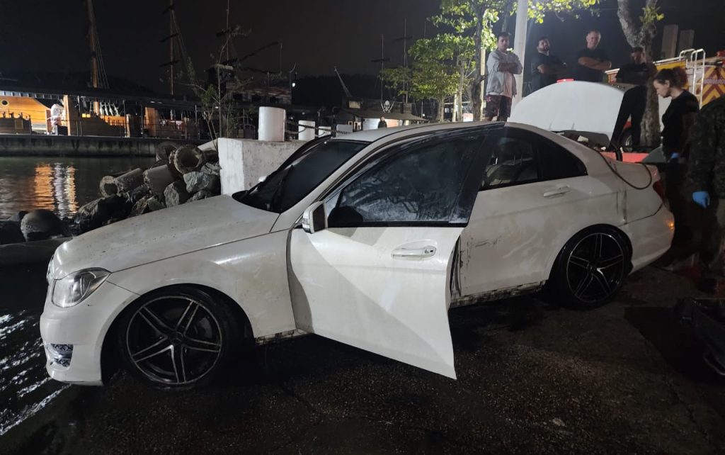 Corpo é resgatado após carro ser localizado submerso no litoral