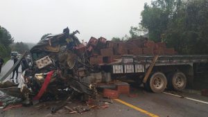BR-282: acidente entre caminhões deixa condutor ferido