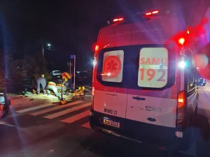 Motociclista bate em carro, é arremessada e sofre politraumatismo