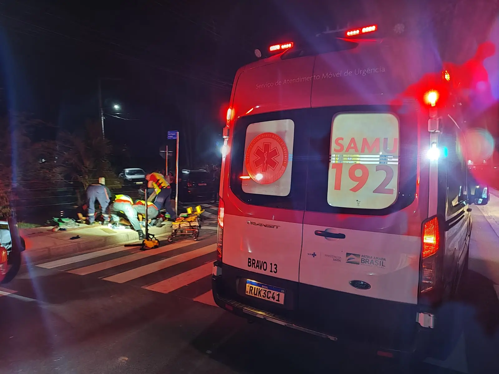 Motociclista bate em carro, é arremessada e sofre politraumatismo