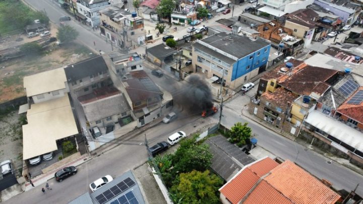 Criminosos bloqueiam trânsito com fogo para dispersar policiais
