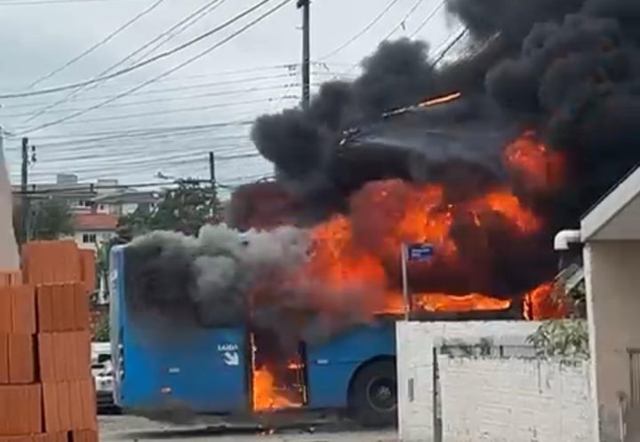 Bombeiros garantem liberação de vias após incêndios de facções